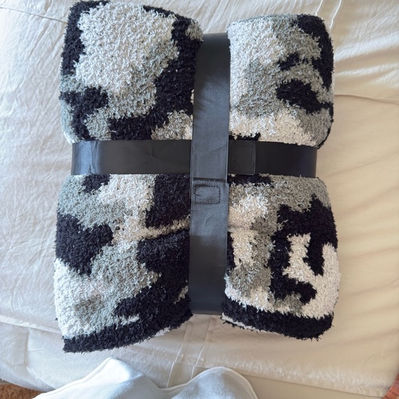 Cozy Love Green Camo Print Throw Blanket - Picture 3 of 4